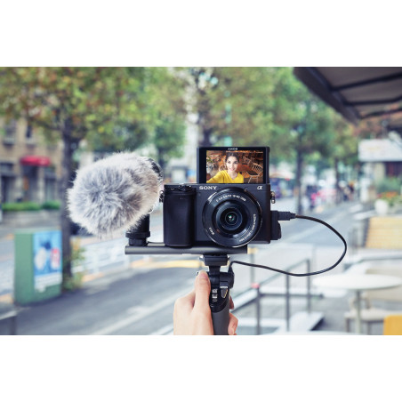 Sony α Alpha 6400 con obiettivo 16-50mm, mirrorless APS-C con Real-Time Eye AF
