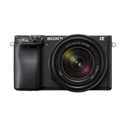 Sony α Alpha 6400 con obiettivo 18-135mm, mirrorless APS-C con Real-Time Eye AF