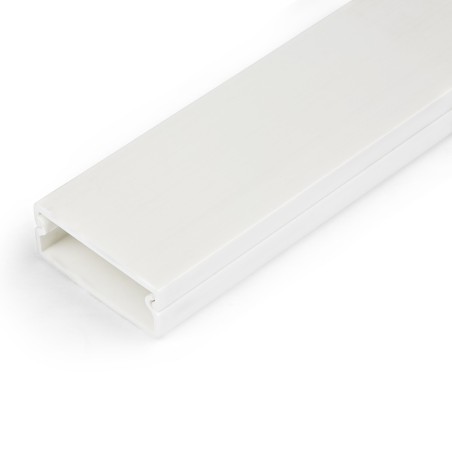 StarTech.com Solida canalina per la gestione dei cavi con nastro adesivo e coperchio, 32mm P x 11mm H - 1m L , canaletta per