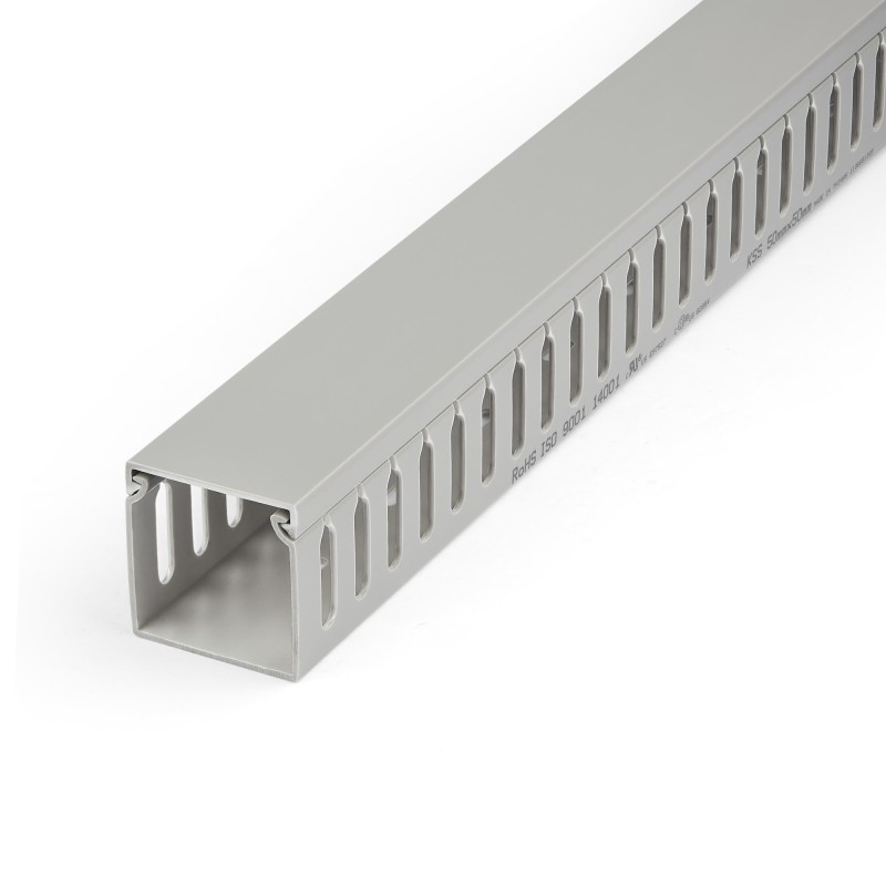 StarTech.com 2m Verdrahtungskanal 50x50mm - Kabelkanal mit 8mm Schlitze - PVC-Netzwerkkabelabdeckung - bis zu 80 Kabel - UL