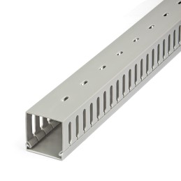 StarTech.com 2m Verdrahtungskanal 50x50mm - Kabelkanal mit 8mm Schlitze - PVC-Netzwerkkabelabdeckung - bis zu 80 Kabel - UL